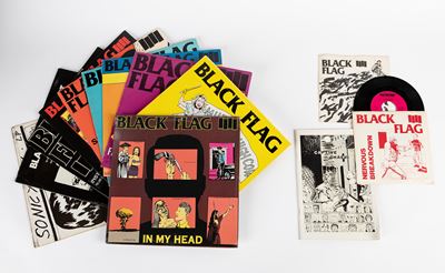 Lotto composto da 14 dischi in vinile 33 giri e 2 dischi in vinile 45 giri con grafica originale