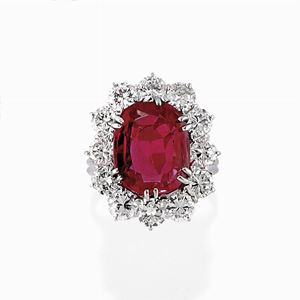 A 18K white gold diamond and syntethic ruby, defects