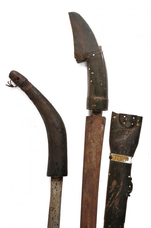 A sword and a Topo knife (lot of two) | Rare and Fine Antique Arms 