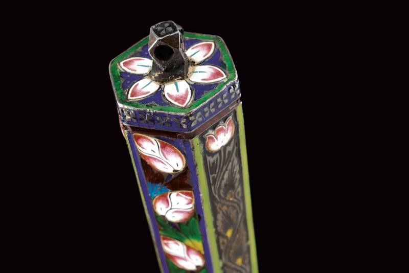 Elegante Kard con Impugnatura Smaltata