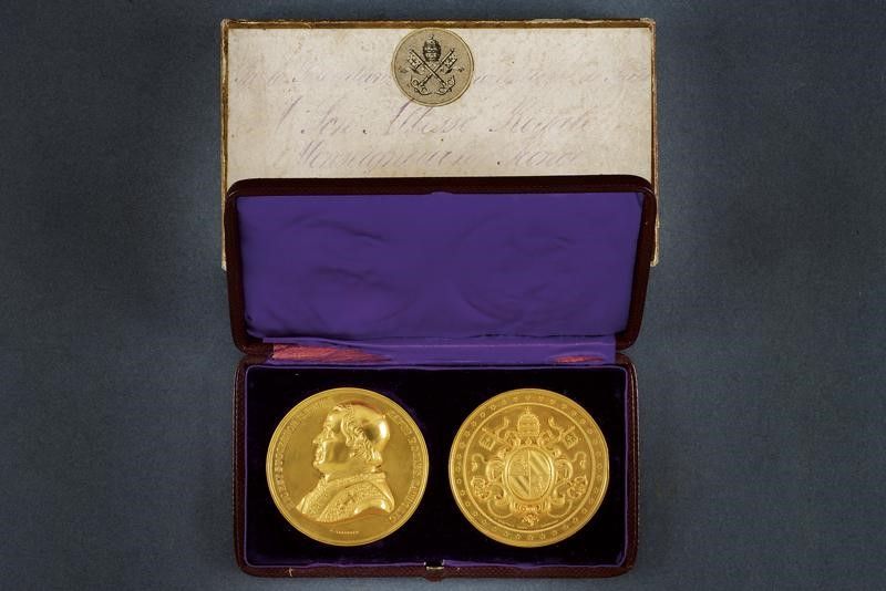 Due Medaglioni di Presentazione Effigianti il Busto e L'emblema di Pio IX
