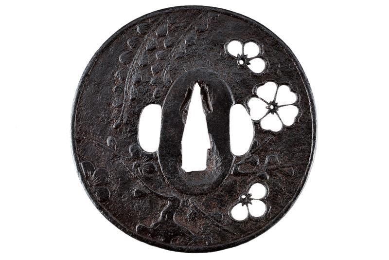 A Kamakura-style tsuba | Rare and Fine Antique Arms, Armour and Militaria |  Finarte, casa d'aste