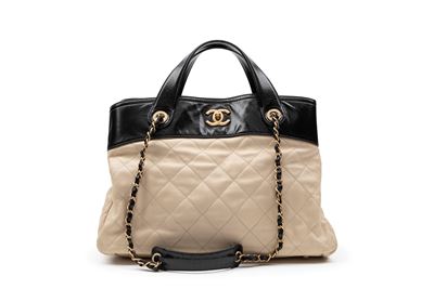 Borsa in pelle trapuntata color cipria con dettagli in metallo dorato