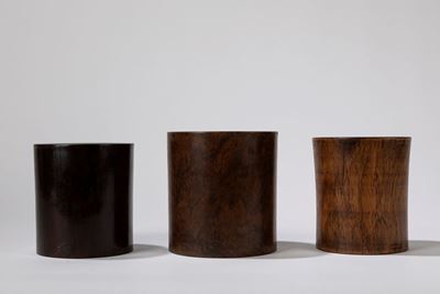 Gruppo di tre Bitong, Cina, prima metà del XVIII secolo, due in legno di Huanghuali
