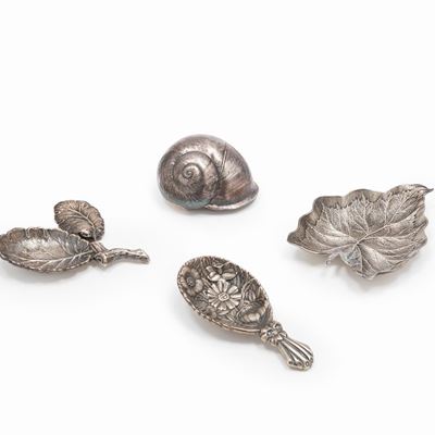 Foglia, Conchiglia e Due Ciotole Floreali