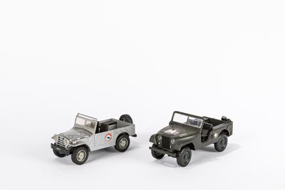 Giocattoli d'epoca, due jeep in metallo