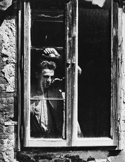 Senza titolo (Ragazzo alla finestra), stampa vintage alla gelatina ai sali d'argento
