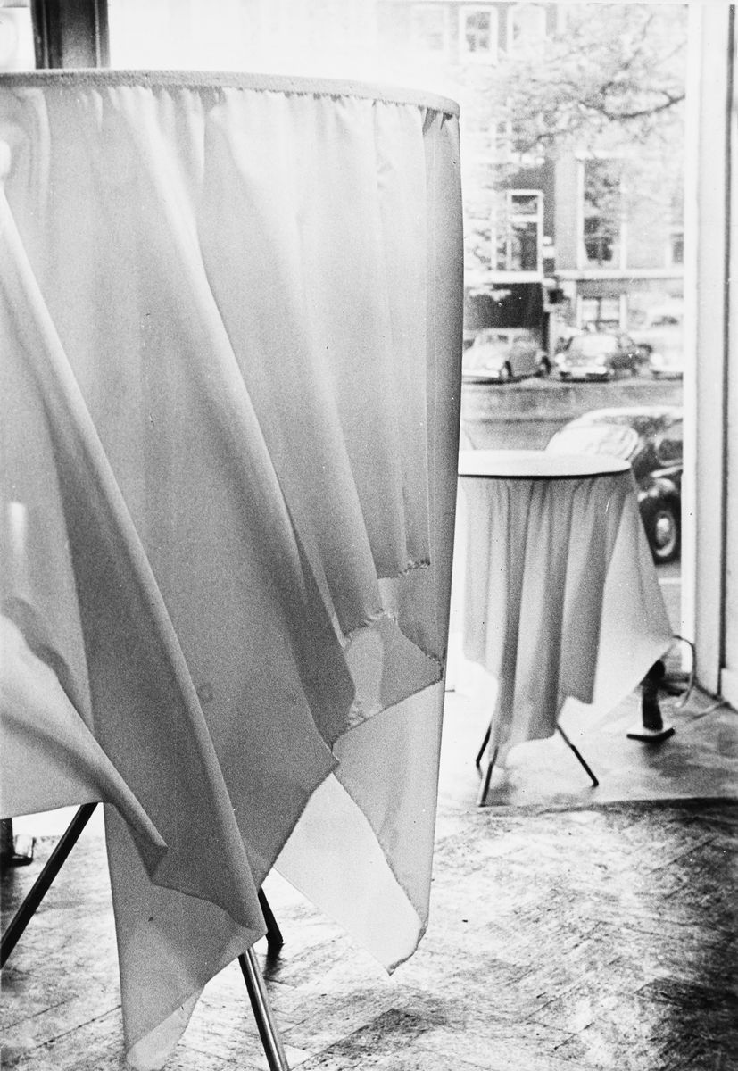 Piero Gilardi, Albertine Ooiman - Wind Tables; I 'corners' di Alice Adams nel suo studio, due sta...