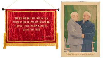 Stendardo in Seta Rossa e Tappeto Vietnamita Commemorativo. Vietnam, Secolo XX