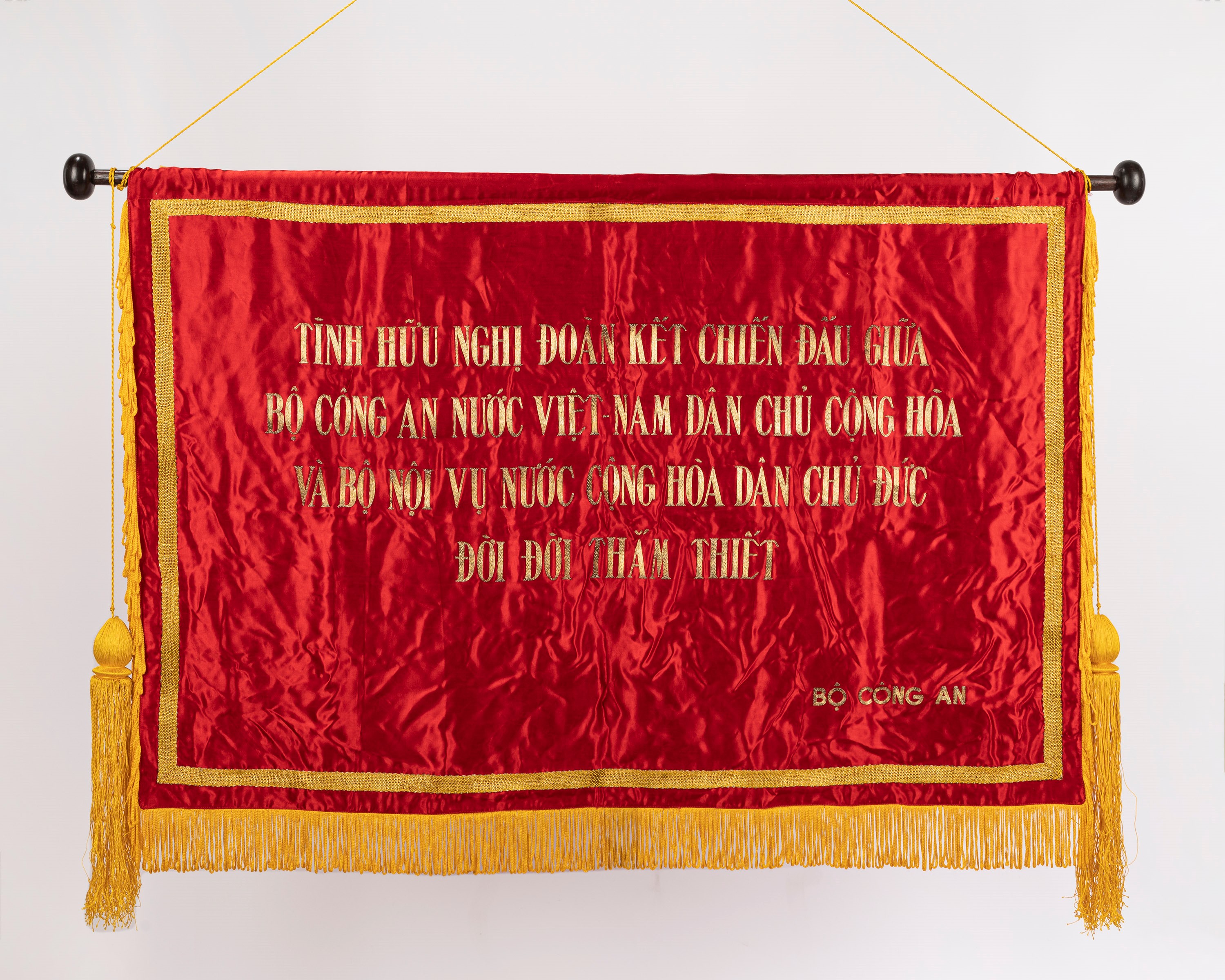 Stendardo in Seta Rossa e Tappeto Vietnamita Commemorativo. Vietnam, Secolo XX