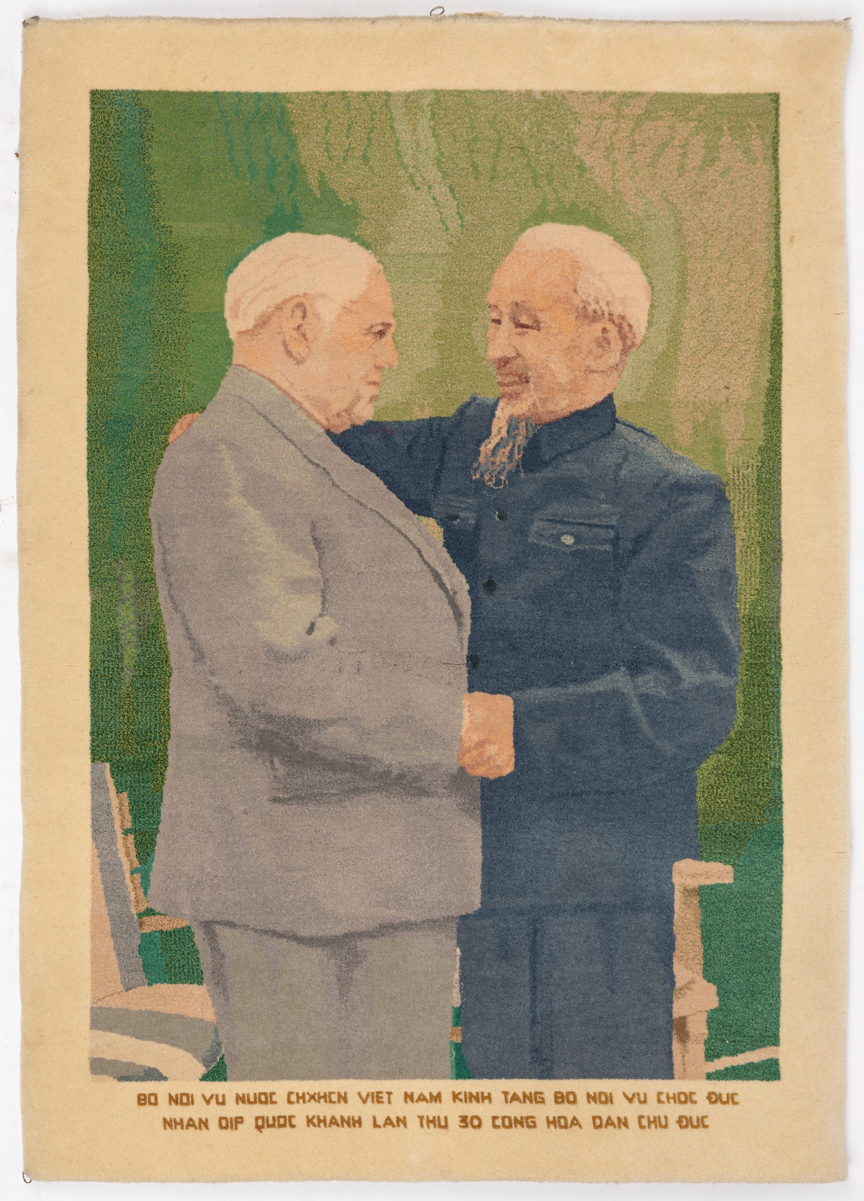 Stendardo in Seta Rossa e Tappeto Vietnamita Commemorativo. Vietnam, Secolo XX