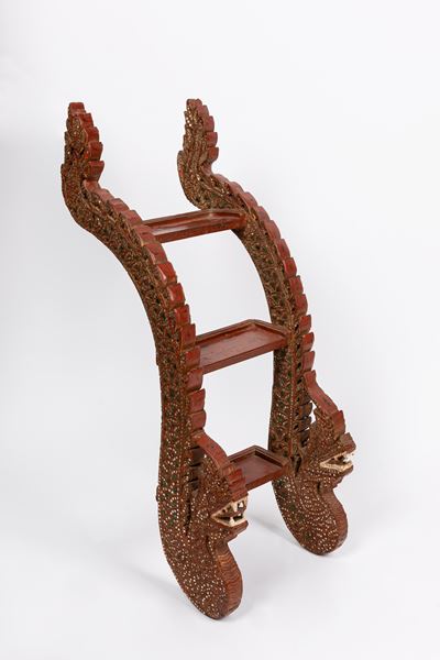Scaletta in Legno con Montanti a Guisa di Drago. Sud Est Asia, Inizio Secolo XX