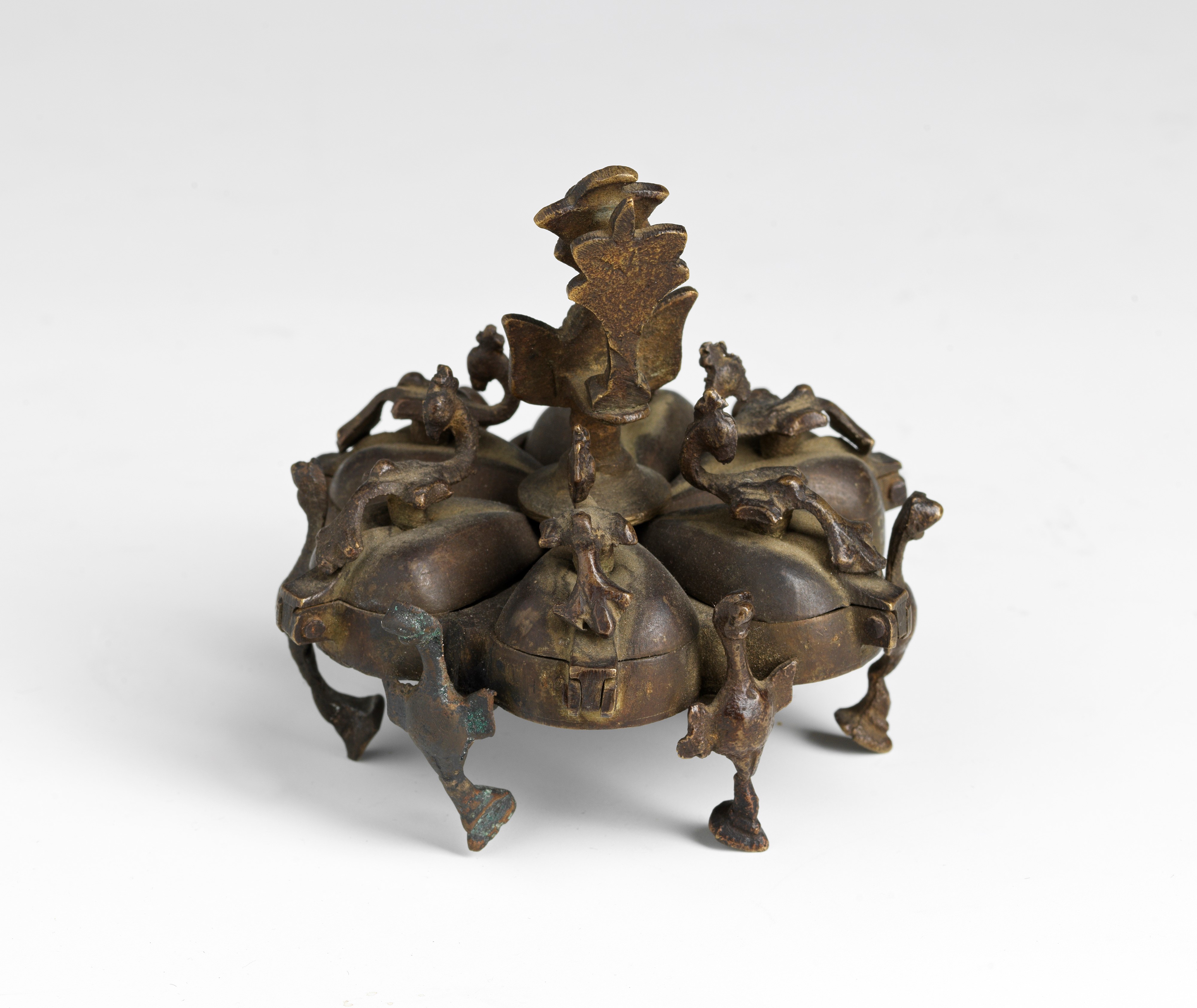 Piccolo Contenitore Cerimoniale in Bronzo. India, Secolo XIX