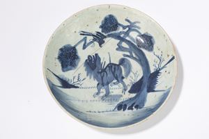 Piatto in porcellana bianco e blu. Cina, secolo XVII