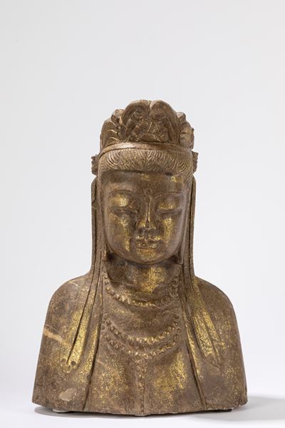 Busto di Guanyin in Pietra Dorata. Manifattura Orientale Secolo XIX/XX