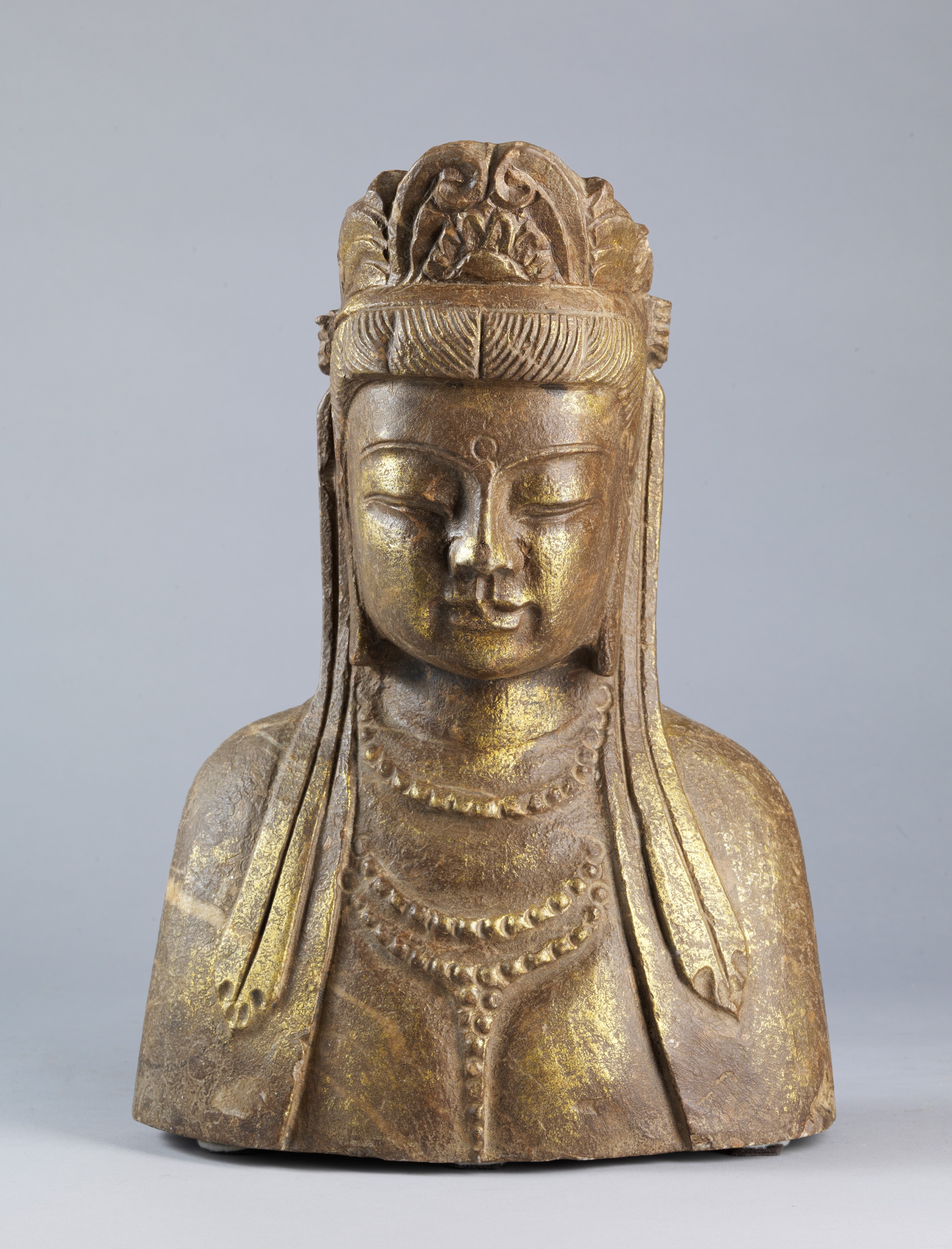 Busto di Guanyin in Pietra Dorata. Manifattura Orientale Secolo XIX/XX