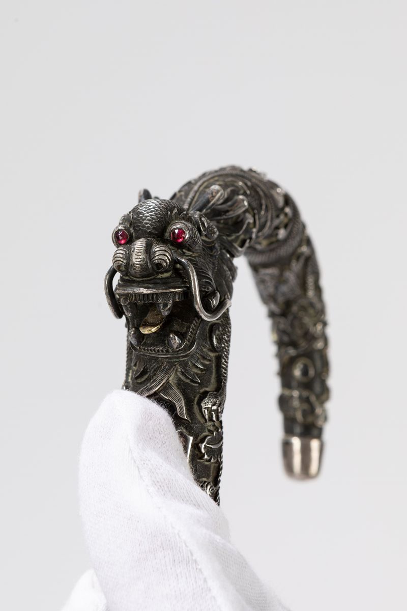 Bastone da passeggio, Cina, fine XIX secolo, manico cesellato con figura di drago