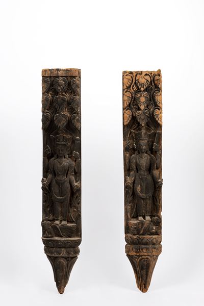 Coppia di Lesene in Legno Raffiguranti Divinità. India, Inizio Secolo XX