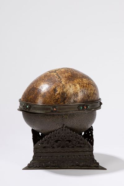 Kapala in osso, Tibet, secolo XIX, montato su base in metallo cesellato