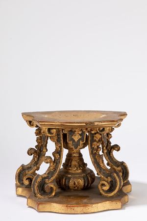 Base in lacquered and gilded wood. XVIII century