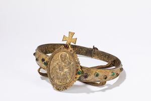 Corona in bronzo dorato. Manifattura est europea, secolo XIX