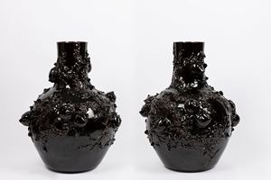 Coppia di grandi vasi in porcellana a fondo nero. Cina, secolo XX