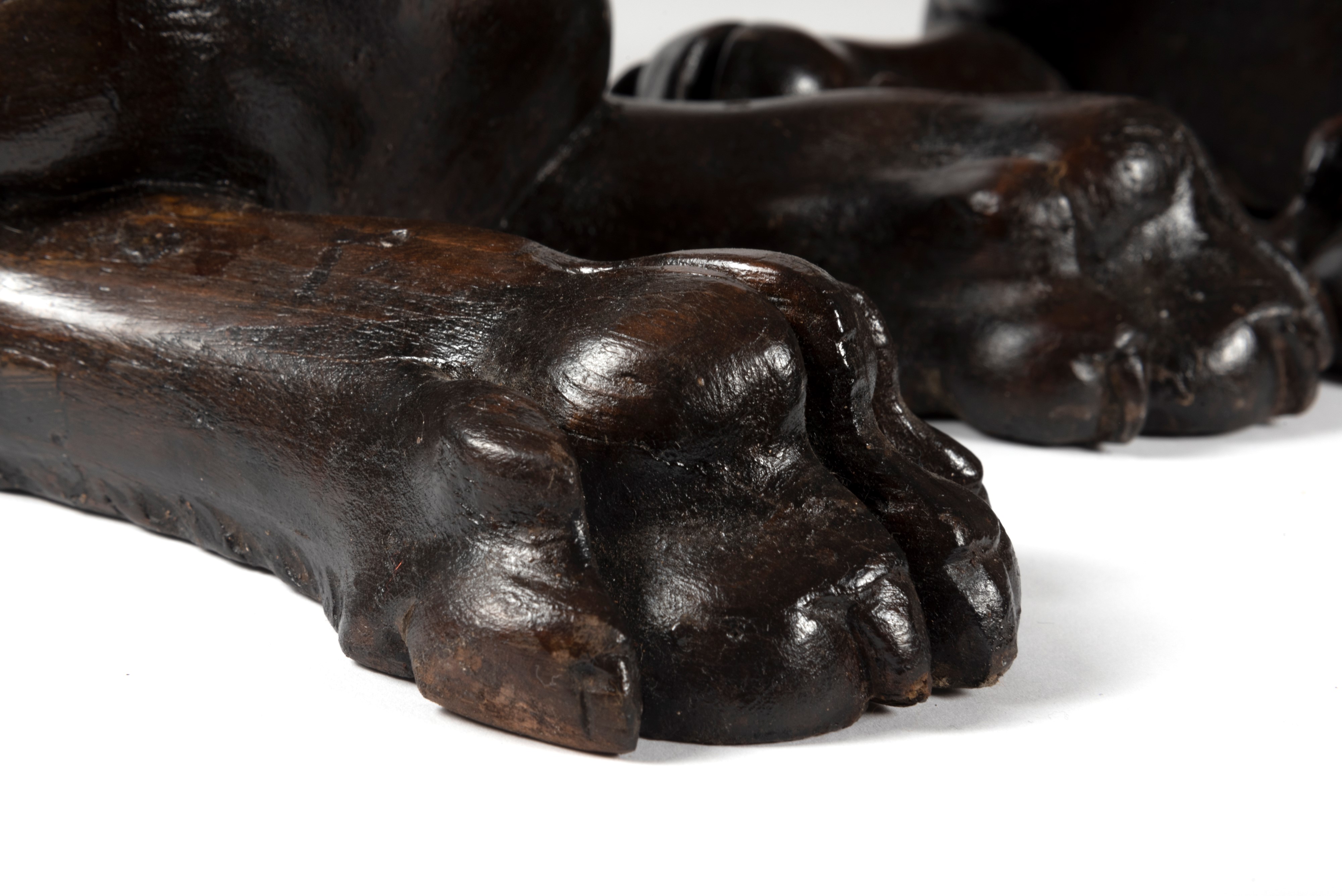 Coppia di Chimere in Legno a Patina Scura, Secolo XIX