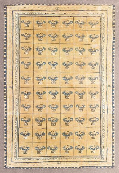 Tappeto Ningxia, Cina, circa 1800, 403 x 268 cm, decorato con jilin entro quadrettatura
