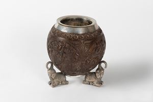 Noce di cocco finemente intagliata, con piedini a forma di elefante in metallo argentato, India secolo XIX