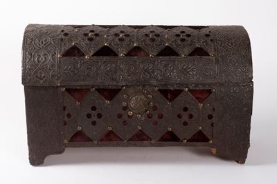Scrigno in Legno Rivestito in Metallo Sbalzato e Velluto Rosso, Venezia Secolo XVII
