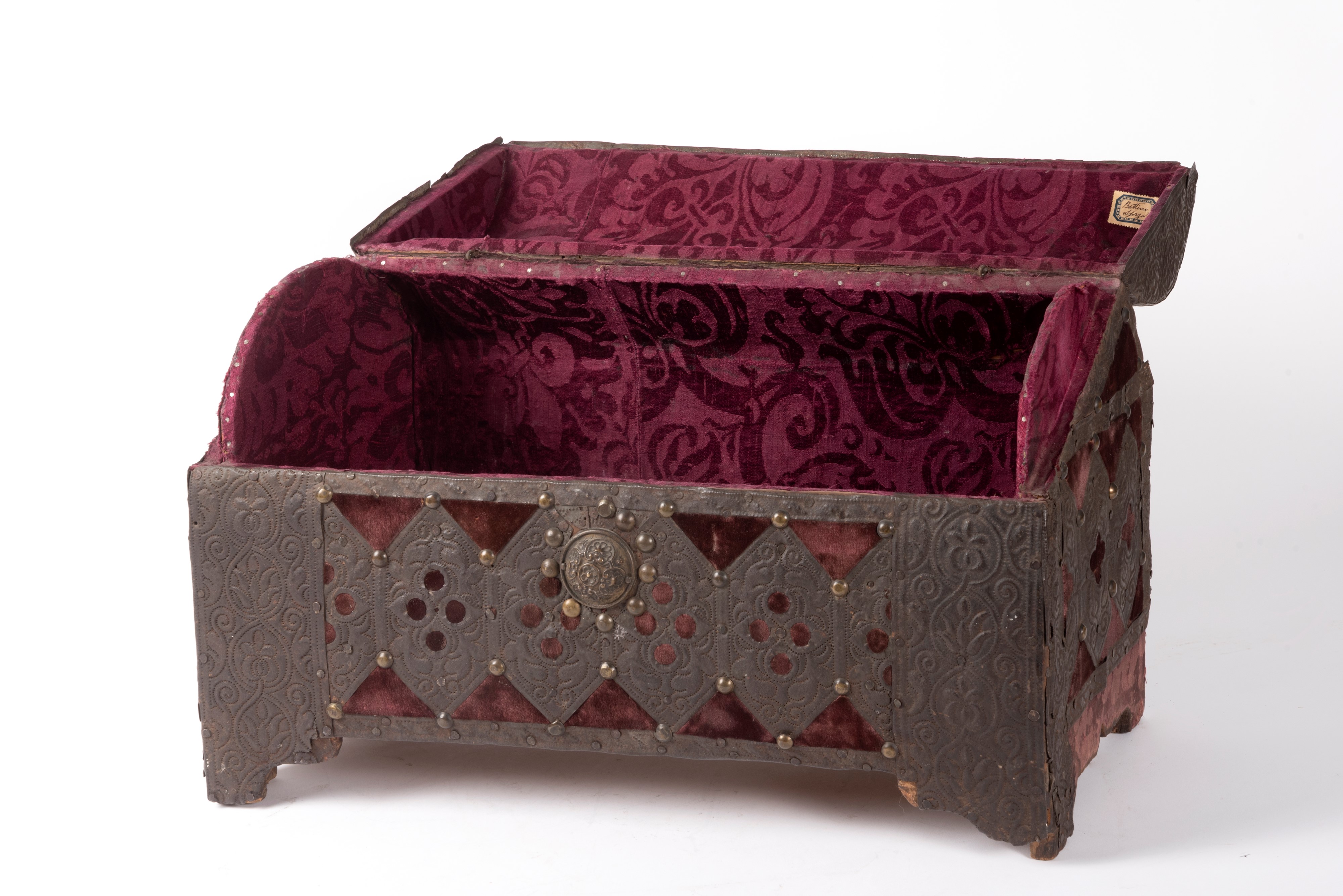 Scrigno in Legno Rivestito in Metallo Sbalzato e Velluto Rosso, Venezia Secolo XVII