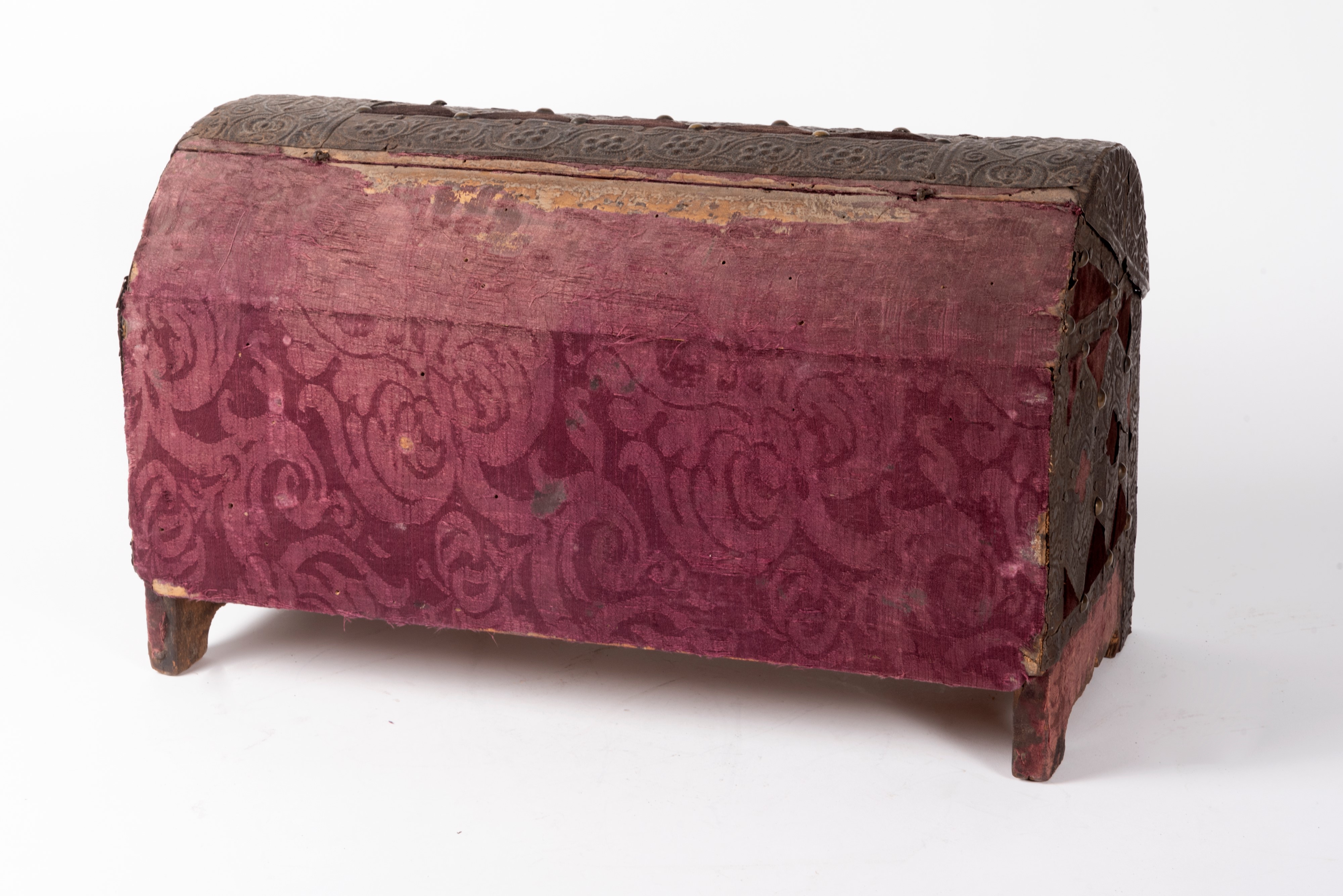 Scrigno in Legno Rivestito in Metallo Sbalzato e Velluto Rosso, Venezia Secolo XVII