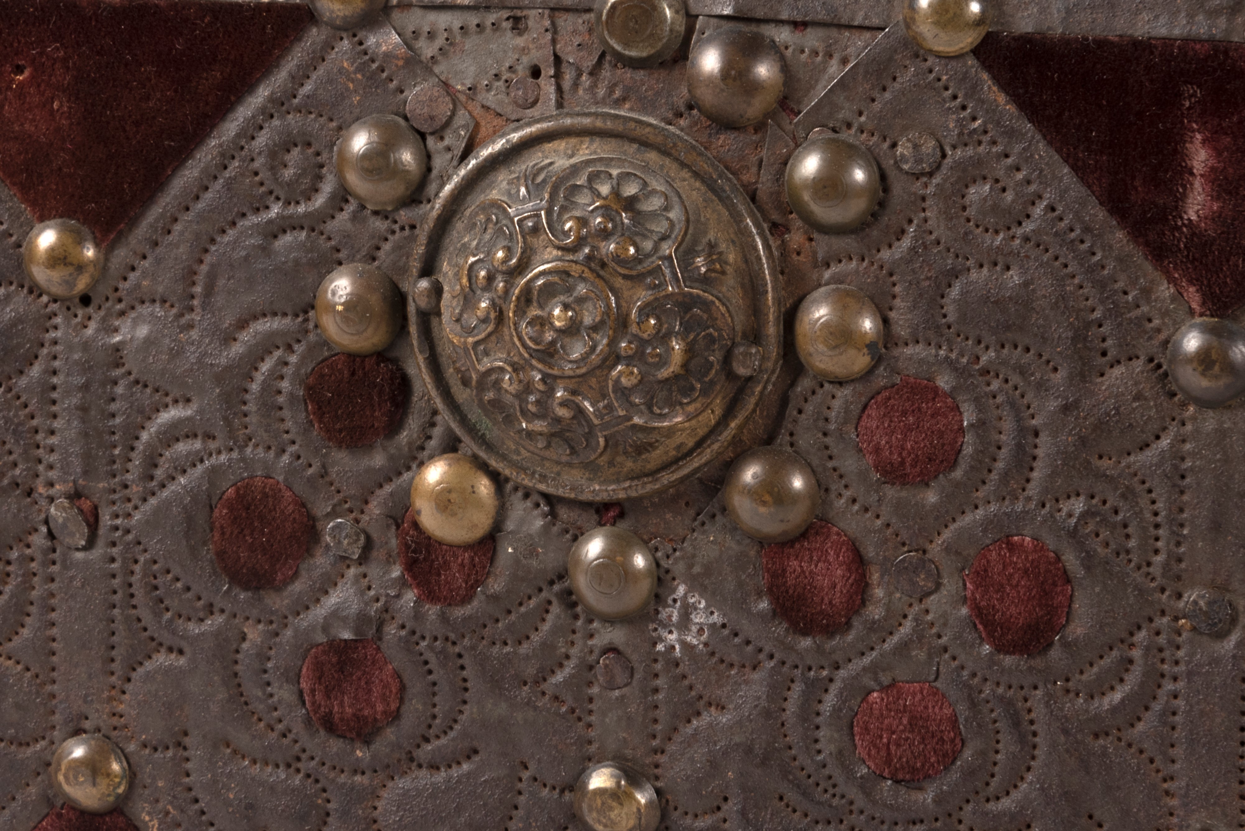 Scrigno in Legno Rivestito in Metallo Sbalzato e Velluto Rosso, Venezia Secolo XVII