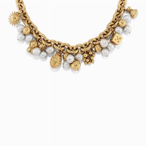 A 18K yellow gold and pearl necklace