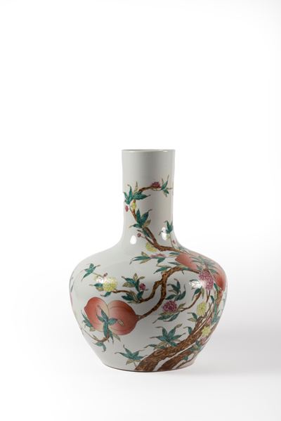 Vaso in Porcellana Bianca con Decori Policromi a Fiori e Frutti, Cina Secolo XX
