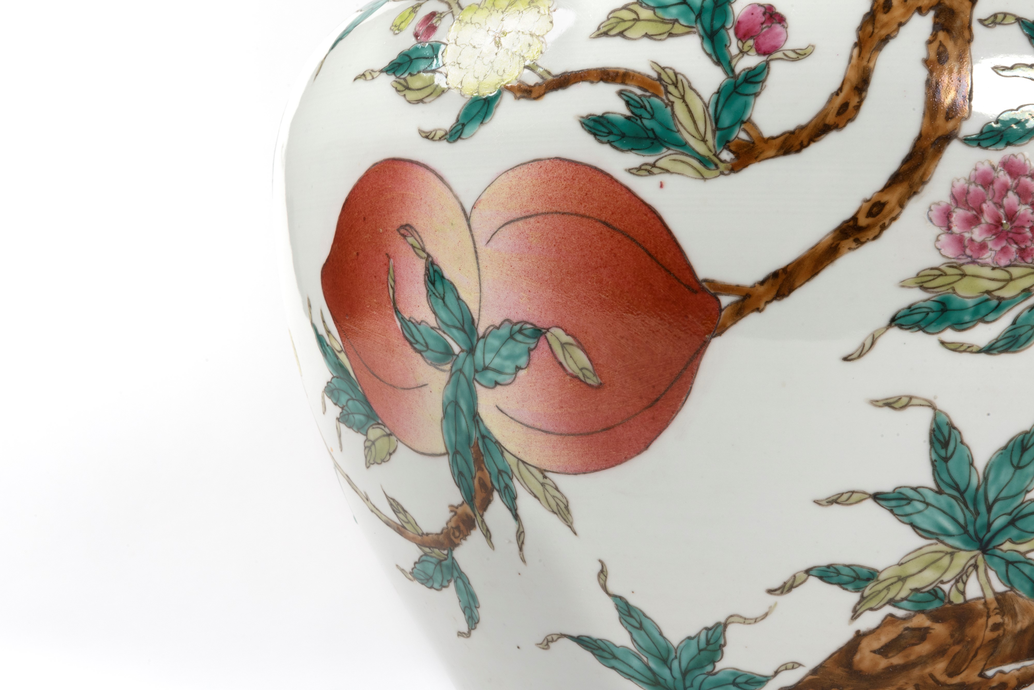Vaso in Porcellana Bianca con Decori Policromi a Fiori e Frutti, Cina Secolo XX