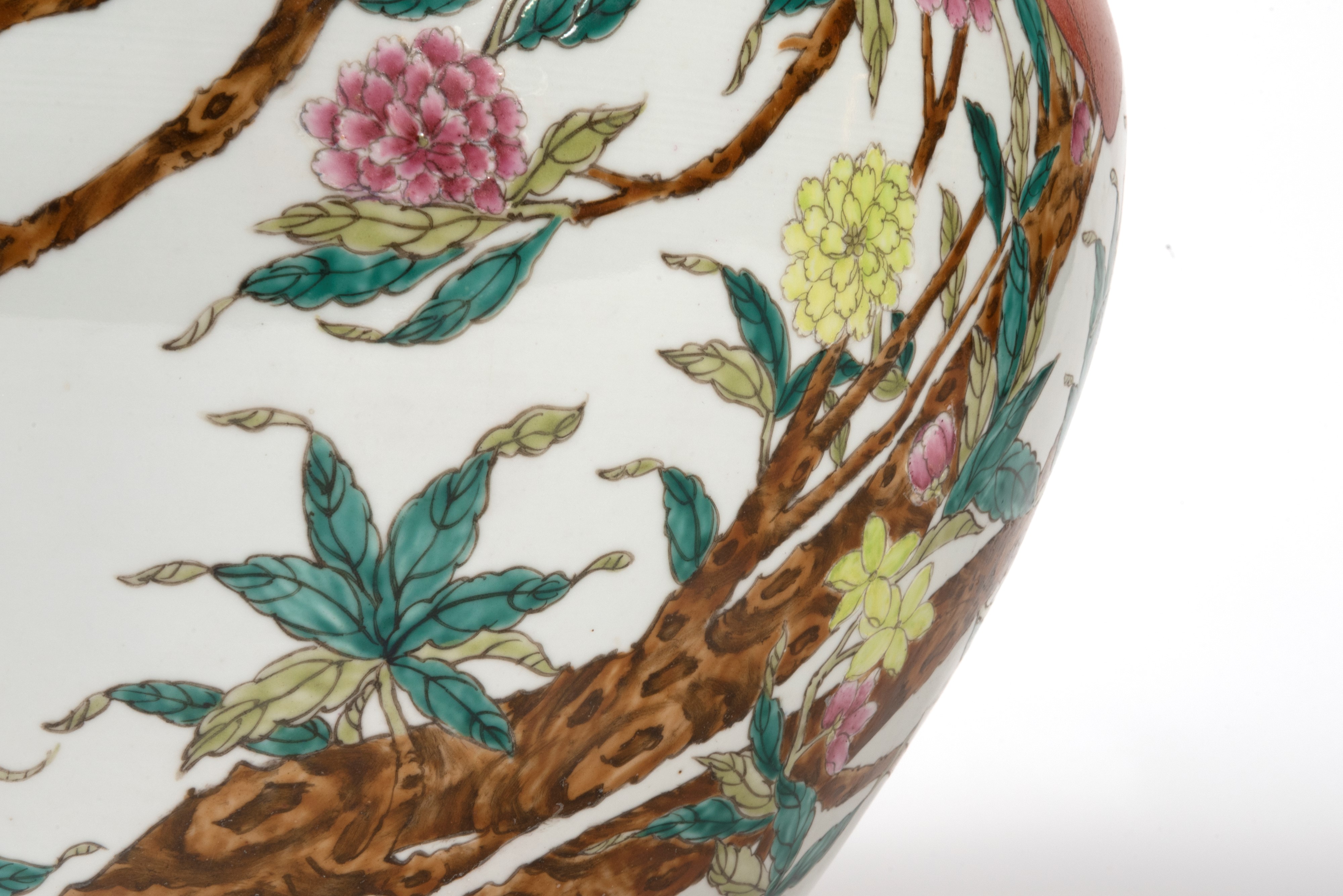 Vaso in Porcellana Bianca con Decori Policromi a Fiori e Frutti, Cina Secolo XX
