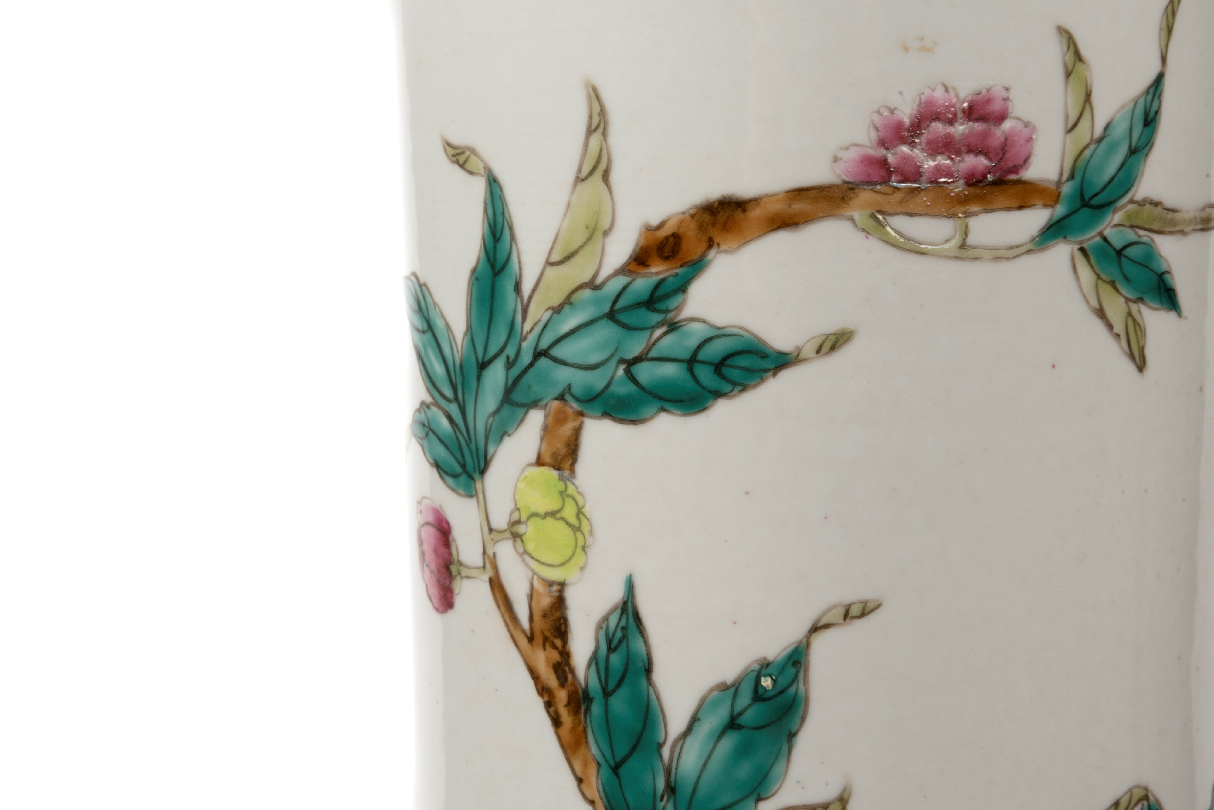 Vaso in Porcellana Bianca con Decori Policromi a Fiori e Frutti, Cina Secolo XX