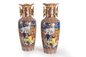 Coppia di vasi biansati in porcellana policroma, decorati a riserve con figure di musicanti, Cina secolo XX