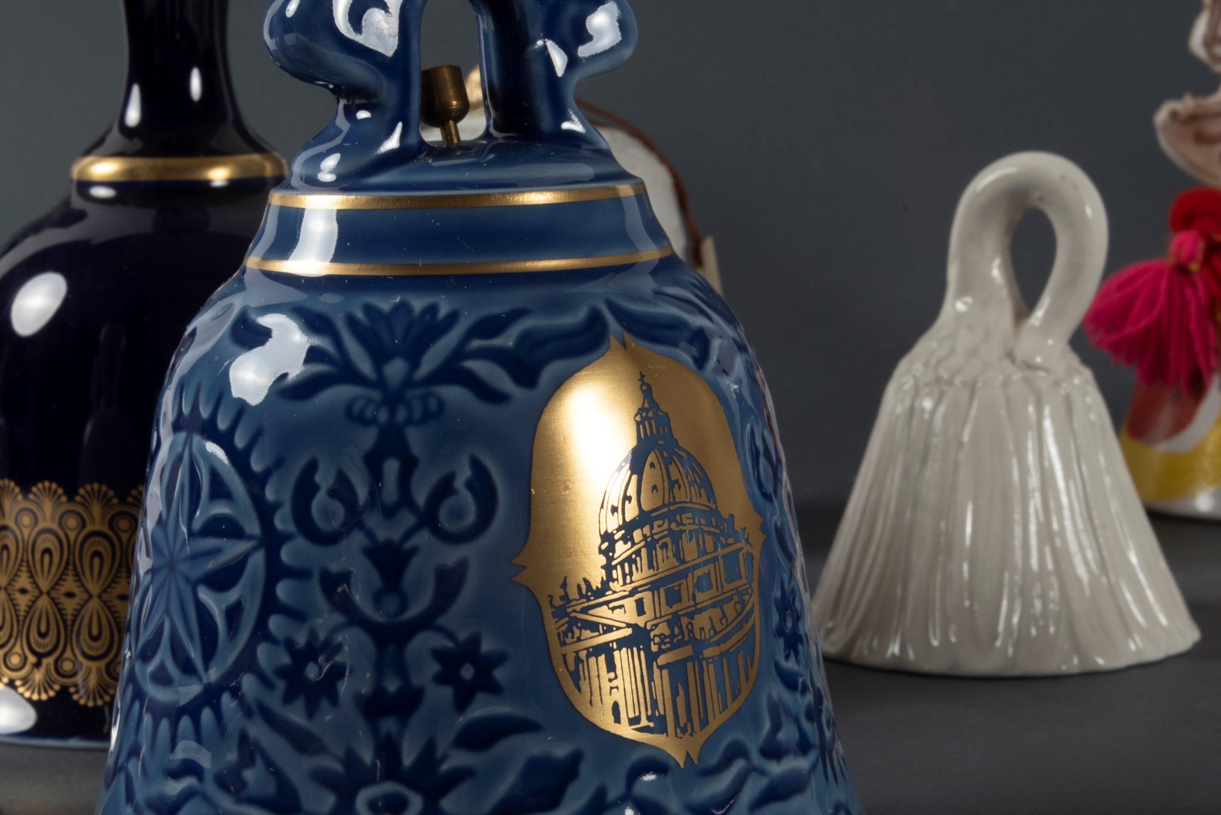 Lotto Composto da Diciassette Campanelli in Porcellana e Maiolica Bianca e Policroma, Secolo XX