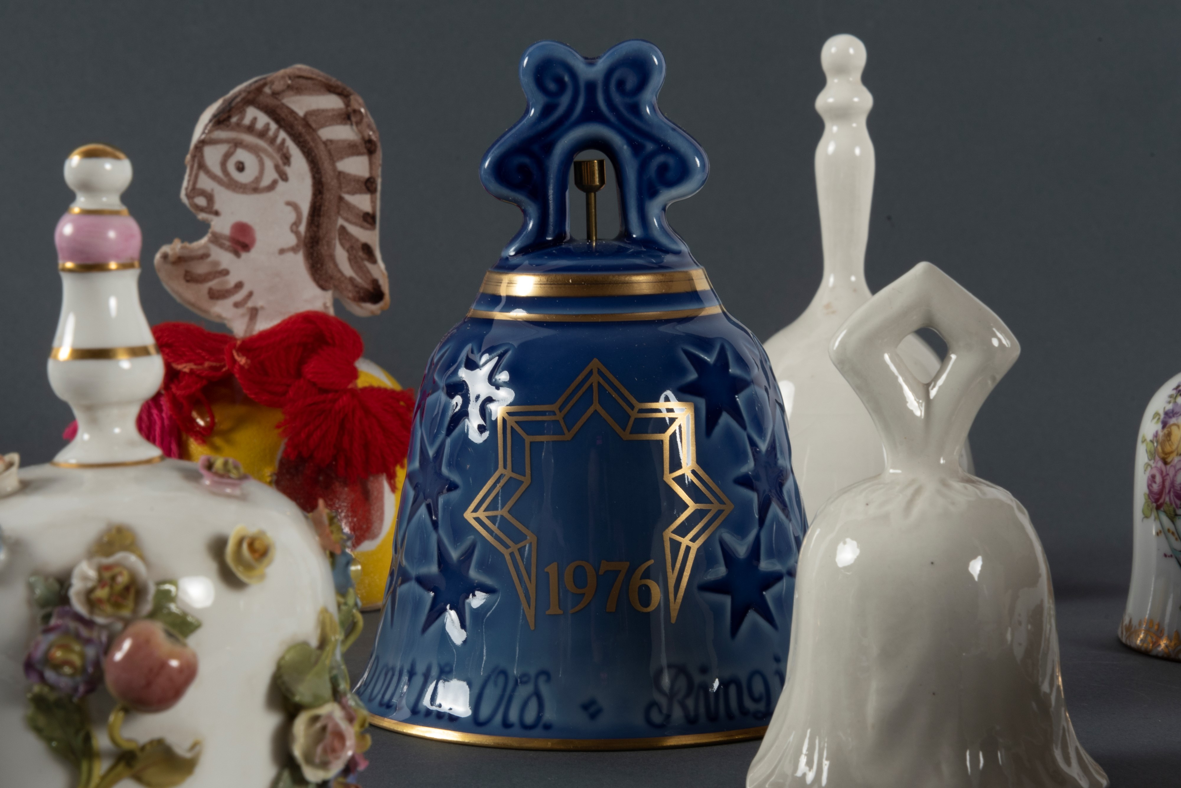 Lotto Composto da Diciassette Campanelli in Porcellana e Maiolica Bianca e Policroma, Secolo XX