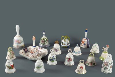 Lotto Composto da Diciassette Campanelli in Porcellana e Maiolica Bianca e Policroma, Secolo XX
