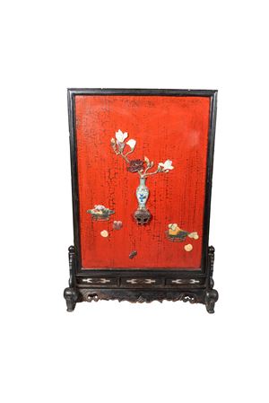 Schermo in legno e lacca con applicazioni in pietre e smalti cloisonnè, Cina secolo XX
