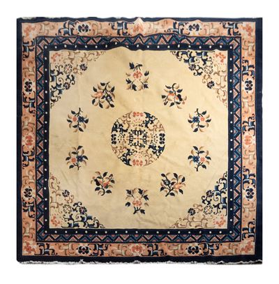 Tappeto Pechino con Decorazione Floreale e Geometrica, Cina Secolo XX