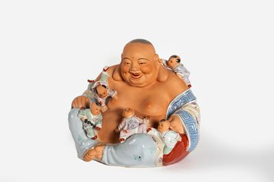 Scultura in Porcellana Policroma Raffigurante Budai con Bambini, Cina Secolo XX