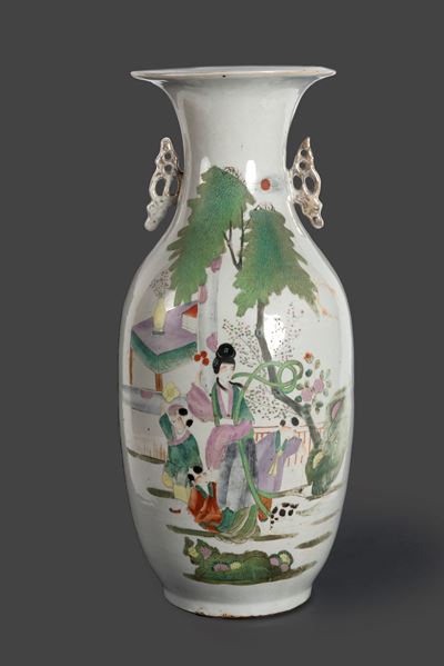 Vaso in Porcellana Policroma Raffigurante Figura Femminile con Bambini e Paesaggio, Cina Prima Me...