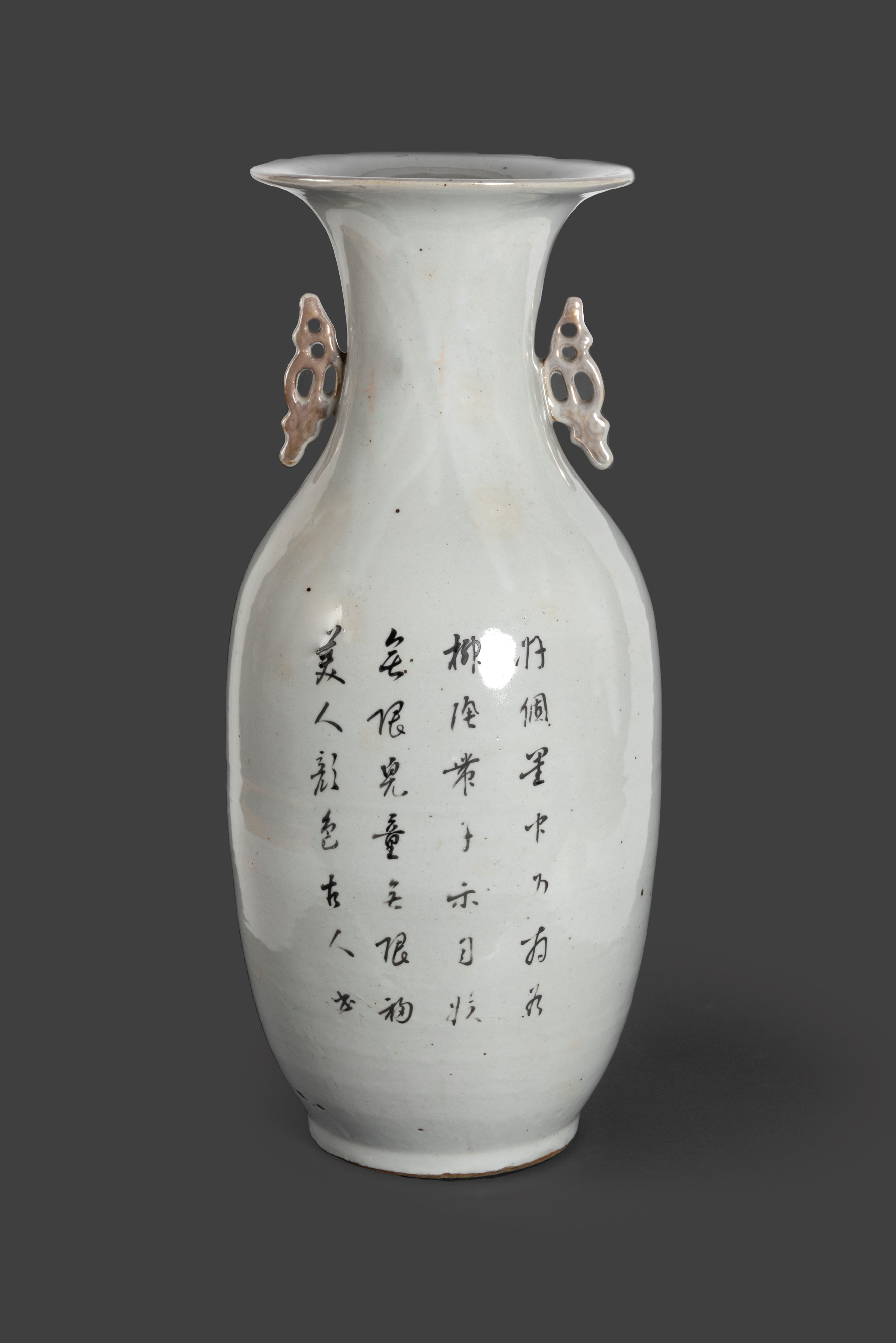 Vaso in Porcellana Policroma Raffigurante Figura Femminile con Bambini e Paesaggio, Cina Prima Me...