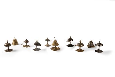Lotto Composto da Dieci Campanelli di Servizio a Pressione in Bronzo e Metallo, Secolo XX