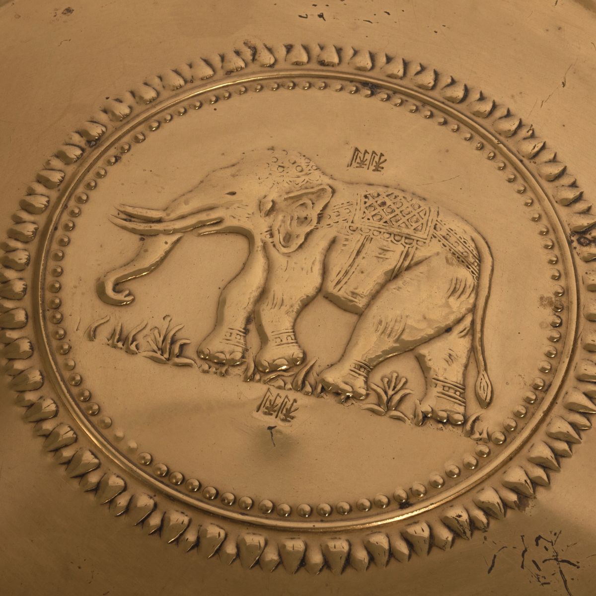 Grande Piatto in Metallo Sbalzato, India Inizi Secolo XX