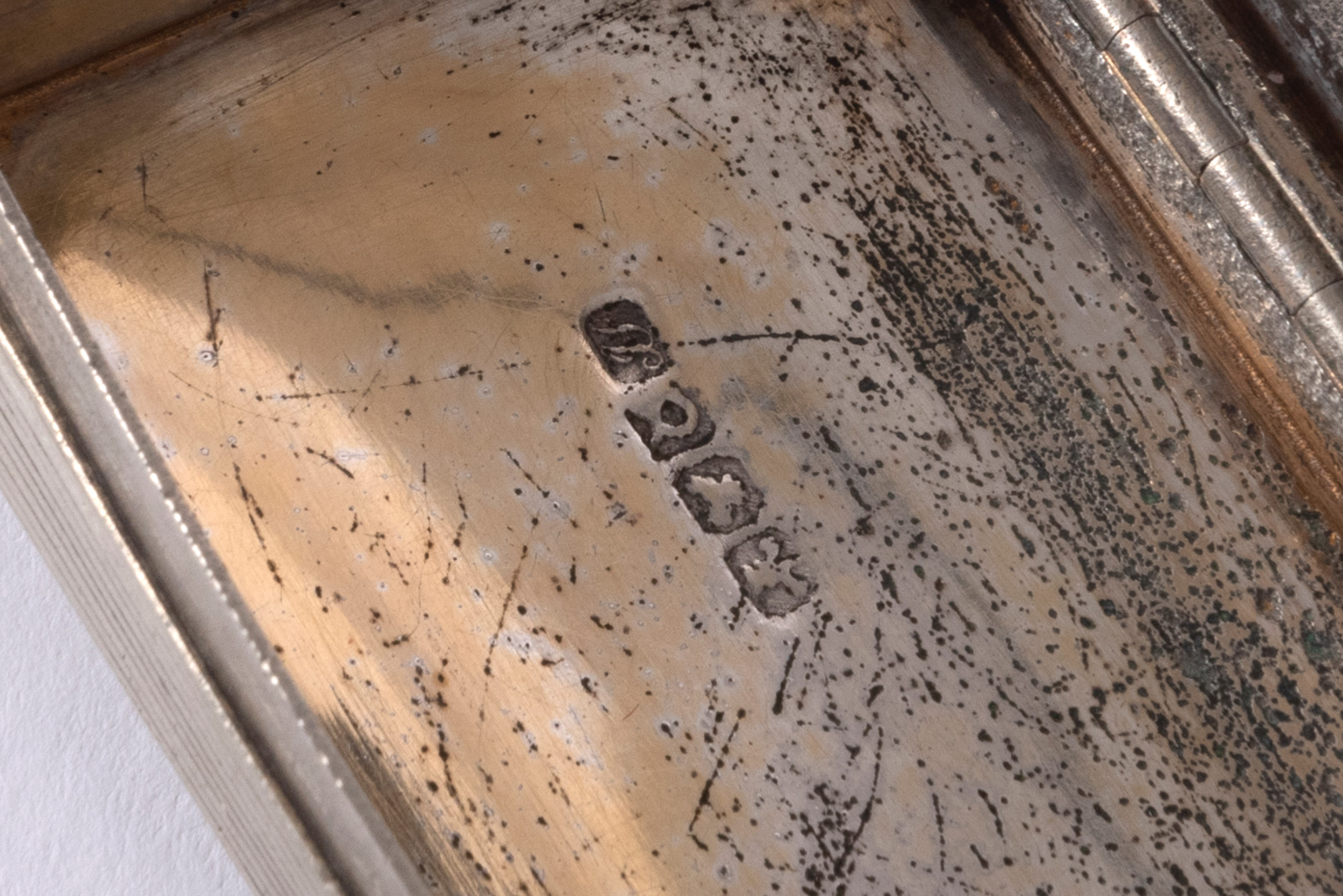 Lotto Composto da uno Spargizucchero e Due Scatoline in Argento, Inghilterra, Secolo XIX